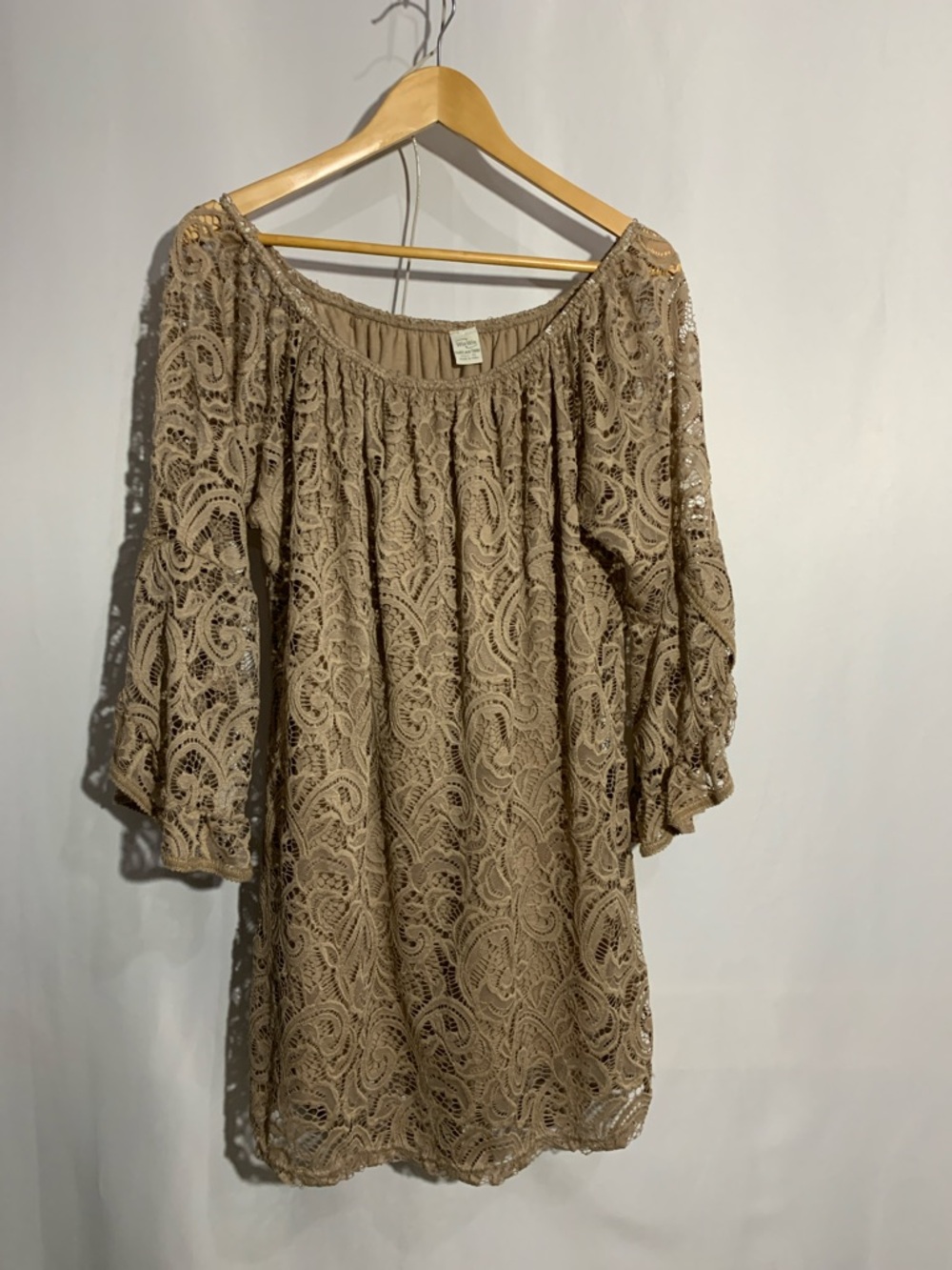 WinWin Beige Lace Off-Shoulder Tunic